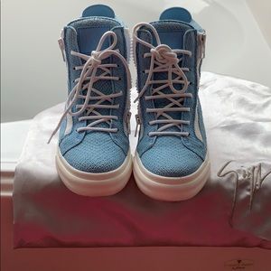 Great condition (unisex shoes)